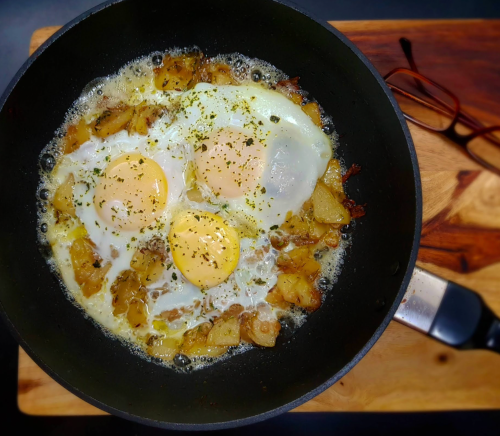 Eggs on potatoes